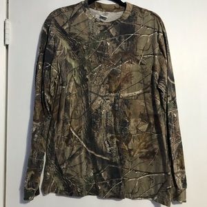 Men’s realtree pattern camo long sleeve shirt.